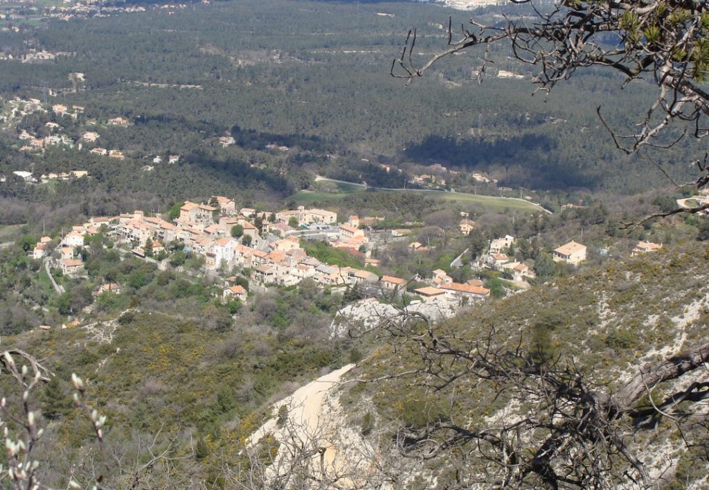 Le village de Mimet vu depuis la crête entre le Grand Puech et le col Sainte-Anne
