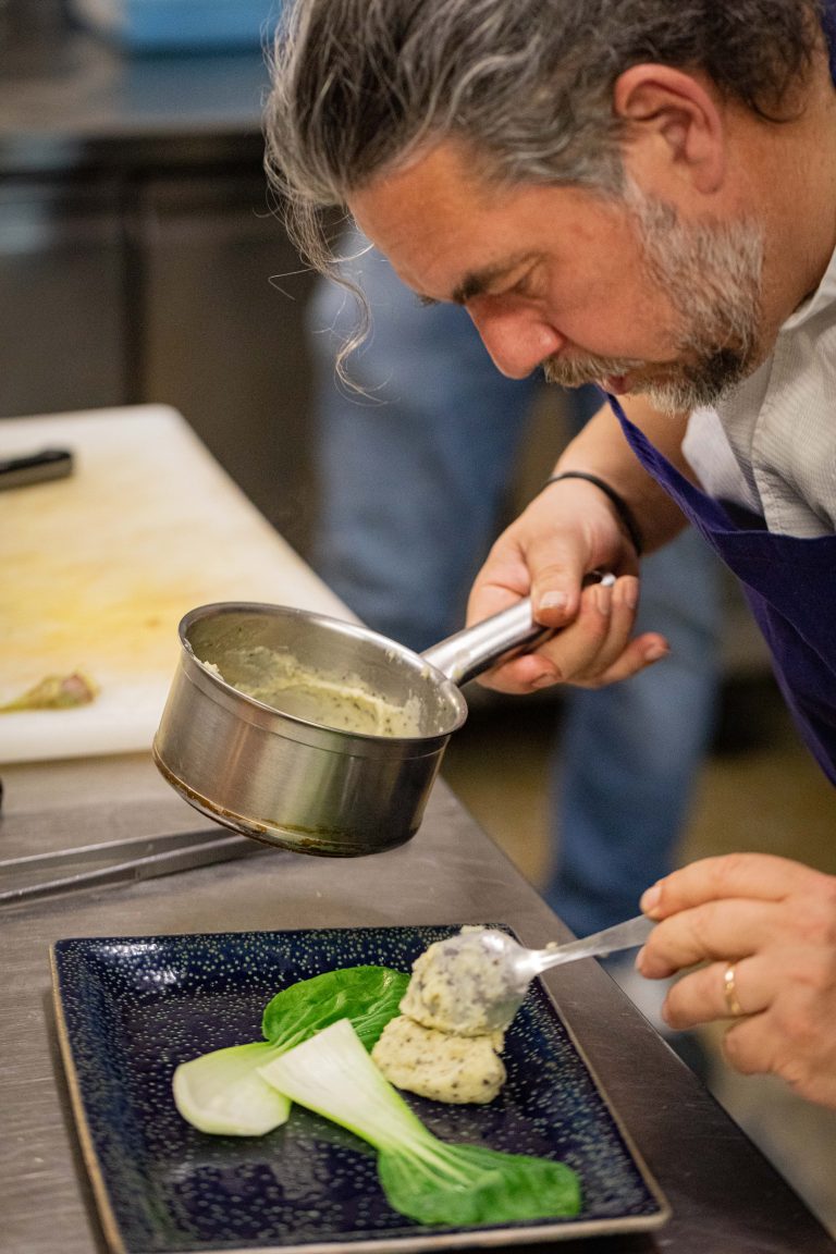 Michel Basaldella - Chef du Restaurant Le Grand Puech à Mimet, en train de dresser une assiette